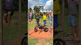 O último a soltar a barra ganha a mini moto😎