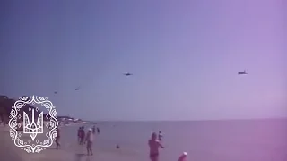 Чотири штурмовики Су-25 ЗСУ проходять над пляжем, стрій пеленгу. Кирилівка