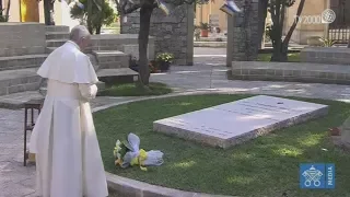 Papa Francesco in preghiera sulla tomba di don Tonino Bello