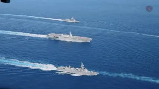 US Aircraft Carrier face to with 2 Warship