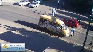 В Волгоградской области водитель маршрутки сбил на «зебре» женщину с ребенком