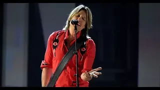 See Keith Urban Sing 'Coming Home' With Julia Michaels at ACM Aw ards