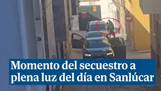 Momento del secuestro a plena luz del día en Sanlúcar de Barrameda (Cádiz)