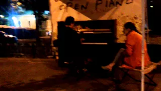 Пианино на Андреевском спуске, Киев.