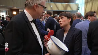 Sigrid Maurer erhält Gute-Nacht-Topf als "ÖVP-Mitarbeiterin der Saison"