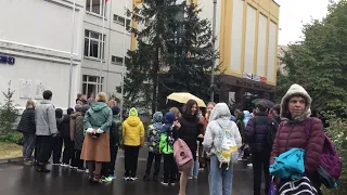 Каждый понедельник! В школах Москвы ! Начинается с гимна России и поднятия флага !