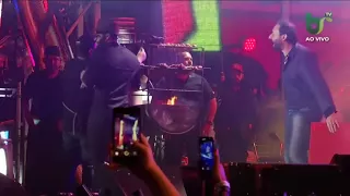 Gusttavo Lima faz CHURRASCO em pleno palco do BARRETÃO 2017   YouTube