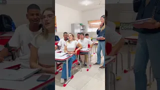 CANTEI PARA OS MEUS AMIGOS NA SALA E ME SURPREENDI COM A REAÇÃO DELES 😳🎤