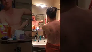 Один Дома-Кевин в ванной поет перед зеркалом сцена из фильма-веселый шортс рилс видео ролик пародия)