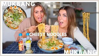 Cheesy NOODLES Mukbang met Isabel🍜🌶🧀 + Ons Recept!! | Sara Verwoerd