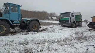 т 150 вытягивает из грязи груженый супер маз. Зима ❄⛄