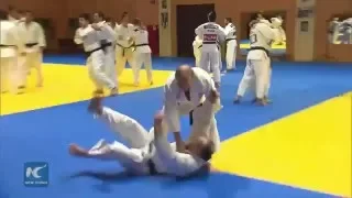 RAW: Putin throws members of national judo team to the ground