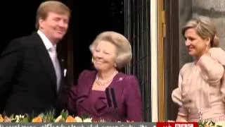 Queen Beatrix of the Netherlands resign and abdicate in favor of her son