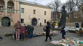Львів 2022: букіністичний ринок біля Федорова, порожня Реберня, Простір синагог, Староєврейська