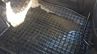 Как убрать быстро воду с коврика в машине