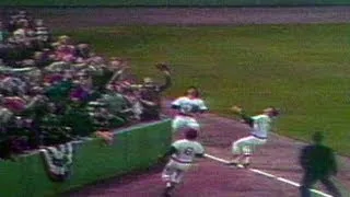 1975 WS Gm6: Carbo almost overruns ball, makes catch