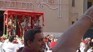 Festa dei Santi Martiri Alfio Filadelfo Cirino uscita la sua chiesa iniziamo processione Adrano 2023