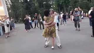 А я люблю тебя мою чужую!!!🌹💃Танцы в парке Горького!!!🌴🌹Харьков 2021