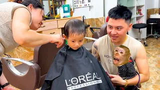 Monkey Kaka and Dad took Diem to get a haircut at the salon