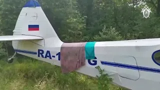 Ретро-самолет на трассе