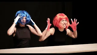 Jessie Marino (*1984)Rot Blau (2016) für zwei Performer. Phoebe Bognár und Muñoz López, Performers