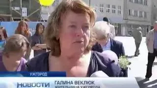 Жители Ужгорода спели о Путине и поддерджали единств...