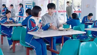 Sister and brother have a bowl of porridge together, classmates misunderstand that they are in love