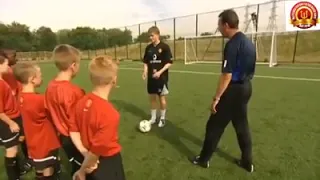 Solskjaer teaches 12 years old Danny Welbeck how to 'drag and finish'