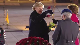 Stabsmusikkorps - Für mich soll‘s rote Rosen regnen (Großer Zapfenstreich für Angela Merkel)