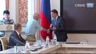 Алексей Гордеев вручил награды ко Дню радио