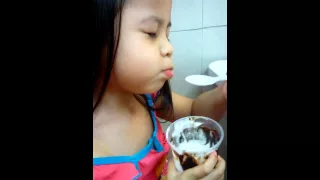 How to eat mcSundae :)