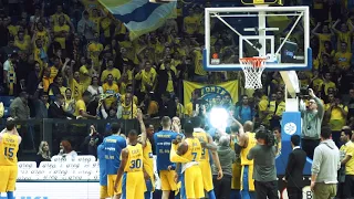 Maccabi players thank the fans after the game vs CSKA Moscow