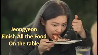 Jeongyeon Finish All The Food on the table