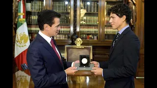 Enrique Peña Nieto entrega a Isaac Hernández la Medalla Bellas Artes