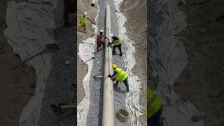 تركيب خطوط صرف المياه الفايبر جلاس GRP pipe laying and aggregate surround pipe