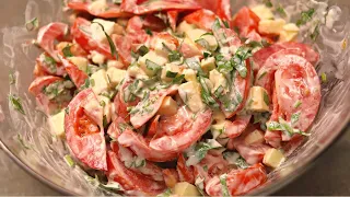 Ich werde nie müde, den Salat zu essen: einfaches Tomatensalat Rezept mit Mozzarella und Schmand