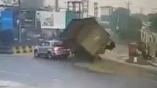 ТОП 5 страшных аварий - автомобили раздавлены грузовиками