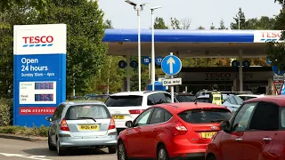 UK government suspends competition laws amid panic buying of fuel • FRANCE 24 English