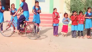 स्कूल में लड़कियां की साइकिल दौड़ (cycle race in the school)