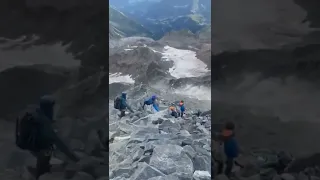 ⛰ Hier, des chutes de pierre ont failli heurter des alpinistes lors de leur ascension du Mont Blanc.