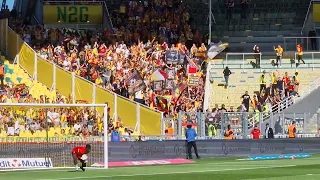 Nantes Lens parcage Lensois . supporters à l'entrée des joueurs .