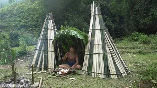 Building complete and warm survival shelter - Bushcraft Bamboo Hut - Wild Cooking BIg Fish