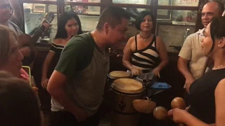 Mexicano canta en la bodeguita del medio en cuba