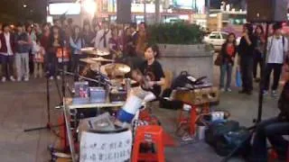 Taipei Taiwan velablue playing in the streets Pokerface from Lady Gaga 曼青 台湾 台北