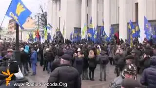 Активисты пригнали БТР под Верховную Раду Киев Украина 27 02 2014