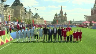 Putin bate bola na Praça Vermelha