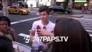 (Exclusive) Shawn Mendes Meets Fans Outside His Hotel in NYC 07-01-14