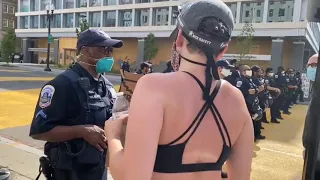 Белая женщина из BLM & Antifa унижает и провоцирует черных полицейских - Вашингтон, округ Колумбия