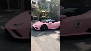 Nữ chủ tịch trẻ lái siêu xe Lamborghini hồng đi sự kiện .mọi người đều chú ý vì quá đẹp