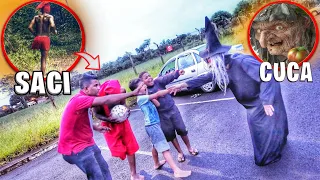 SACI PERERÊ BRINCA DE BOLA COM CRIANÇAS -🧙‍♀️ BRUXA CUCA TENTA PEGAR O SACI !!! (lenda folclore)